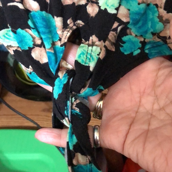 Faith and Joy Ladies Floral Top - Picture 7 of 10